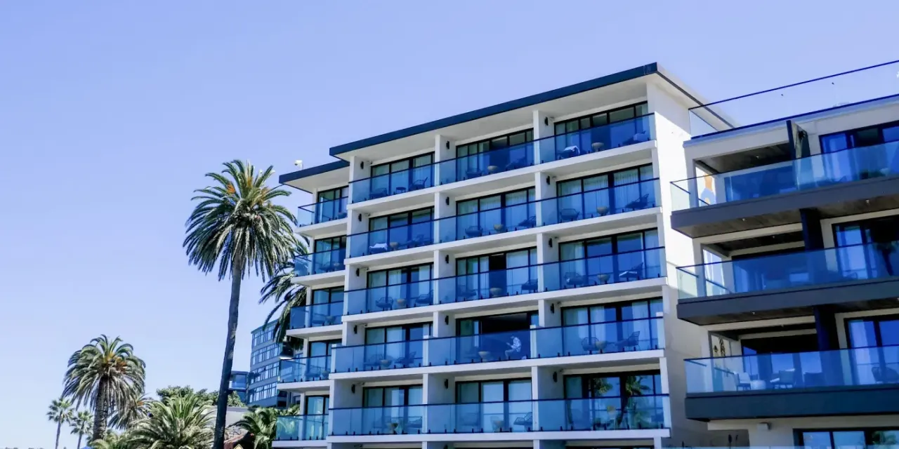 La Jolla Cove Hotel & Suites, the facade