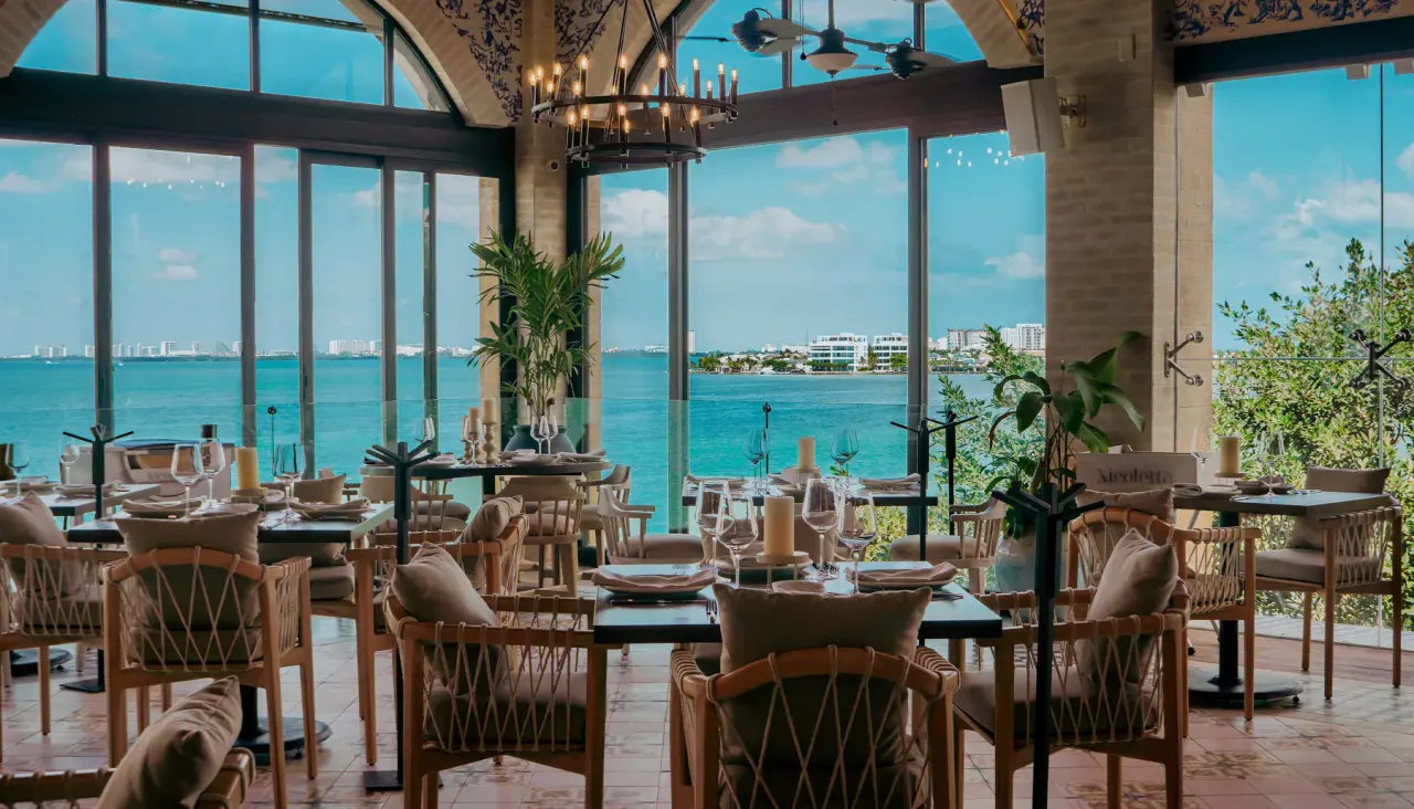 Nicoletta, the glass dining room over the lagoon
